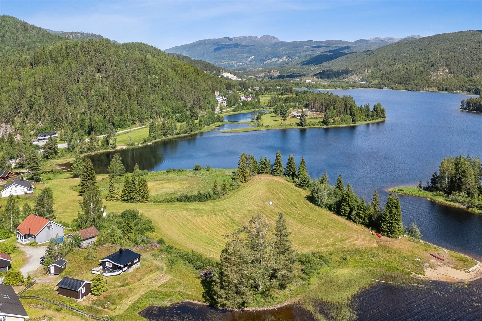 Nærheten til turstier og natur gjør beliggenheten ideell for deg som vil leve tett på landskapet. Galleribilde