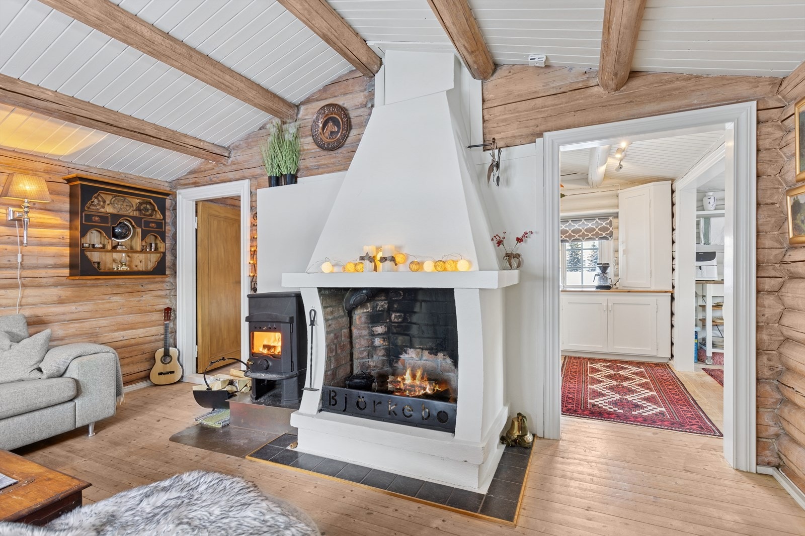 Stuen er et lunt oppholdssted med naturlig lys og klassiske tømmervegger som setter stemningen. Galleribilde