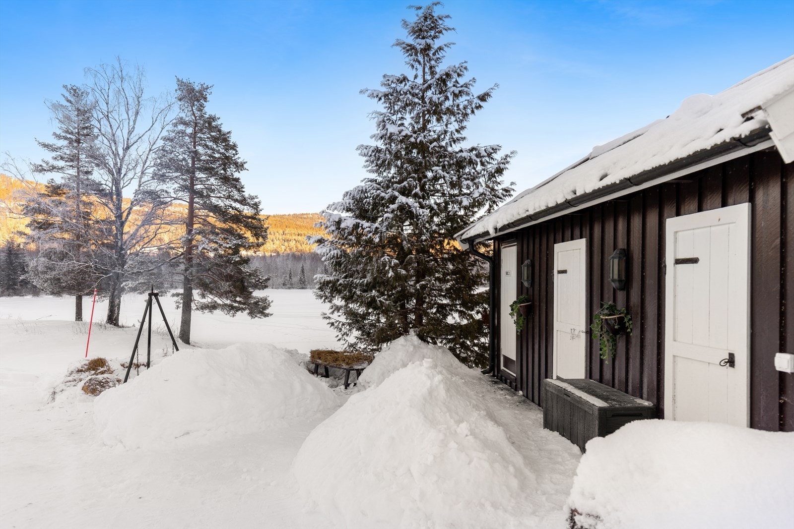 Innholdsrikt uthus som ligger rett ved tømmerhytta. Galleribilde