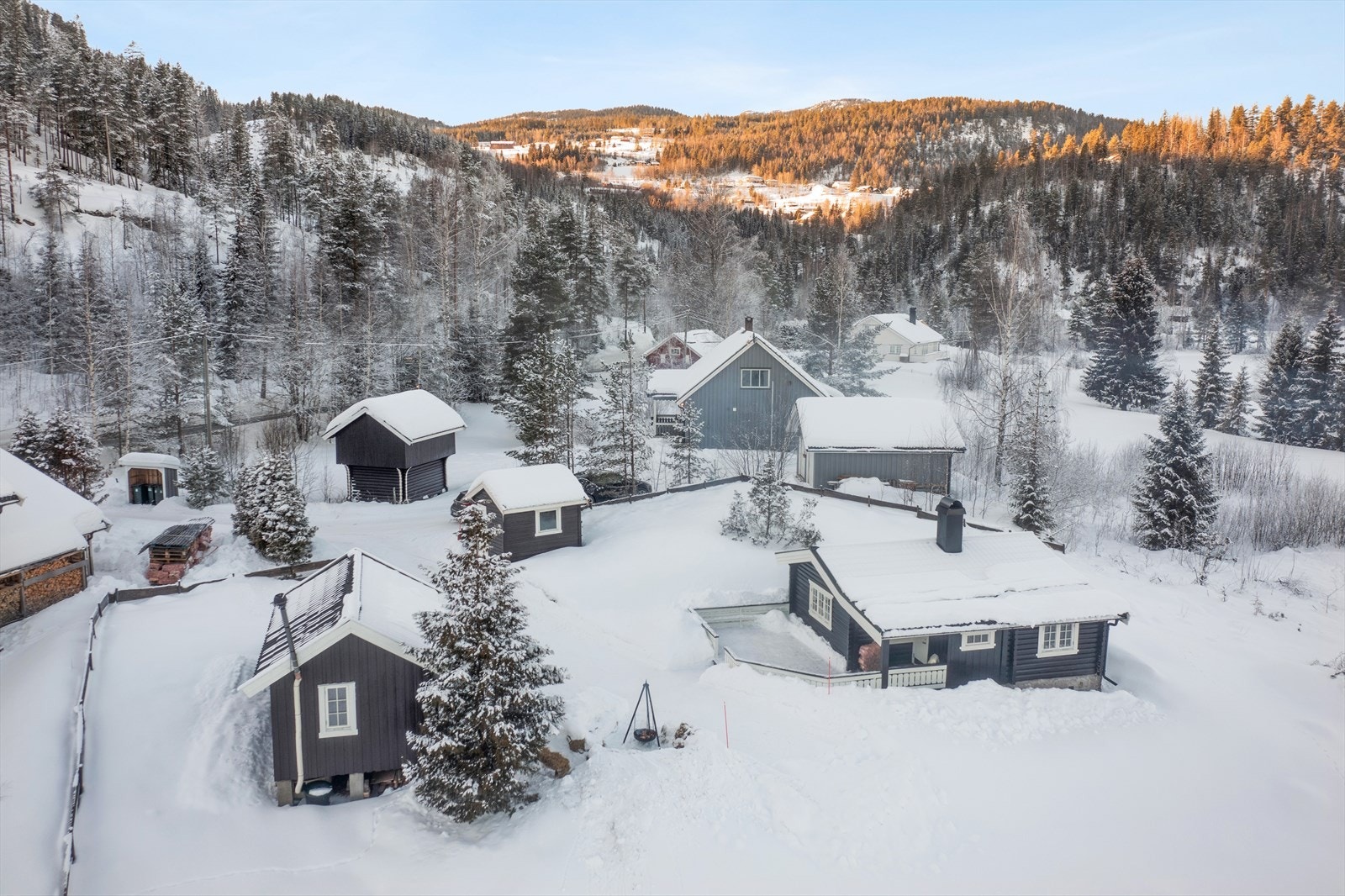 Tunet danner et stemningsfullt og harmonisk uteområde med både sjarm og funksjon. Galleribilde