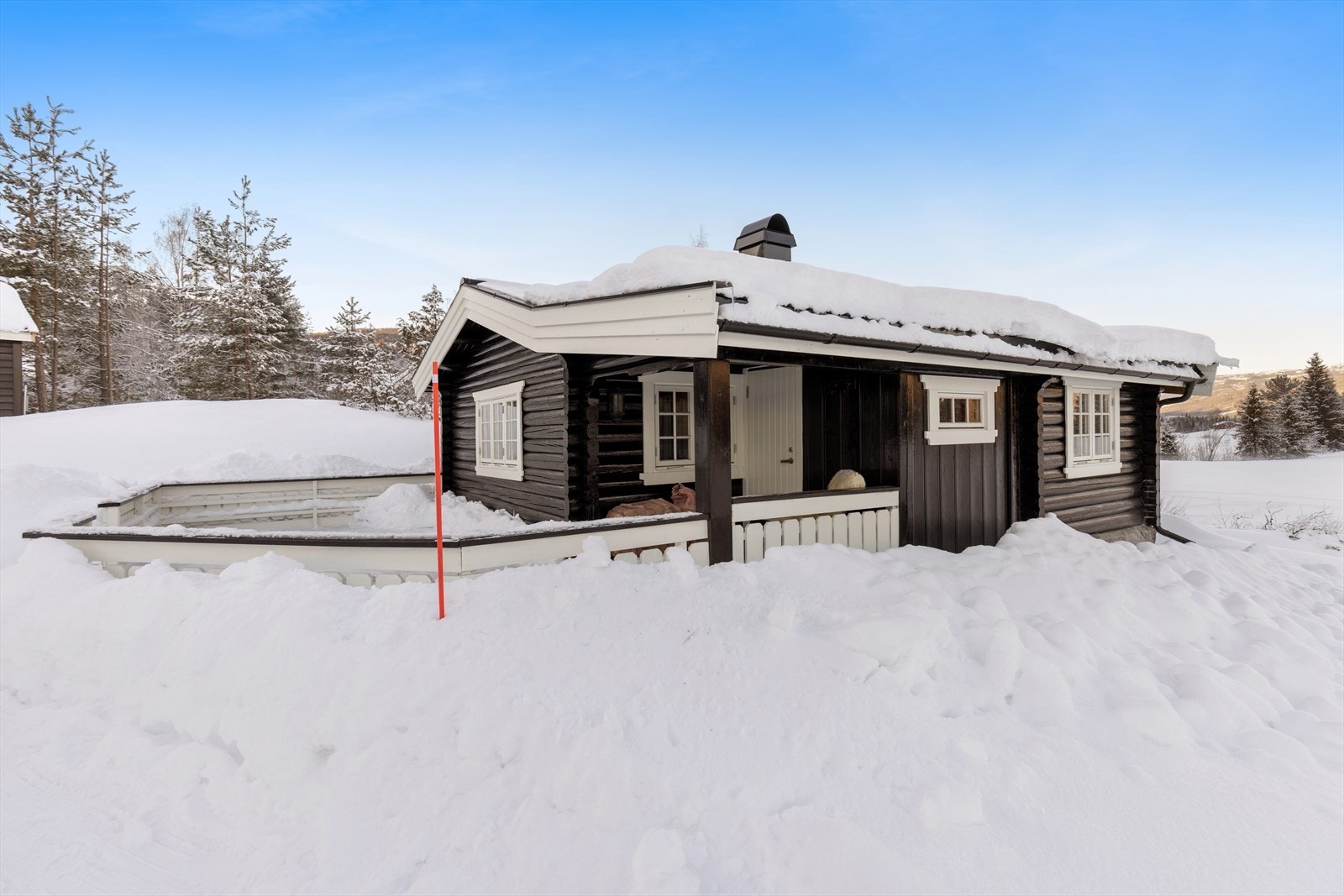 Tømmerhytta bærer historien i veggene og fremstår som et ekte og tidløst smykke på tunet. Galleribilde