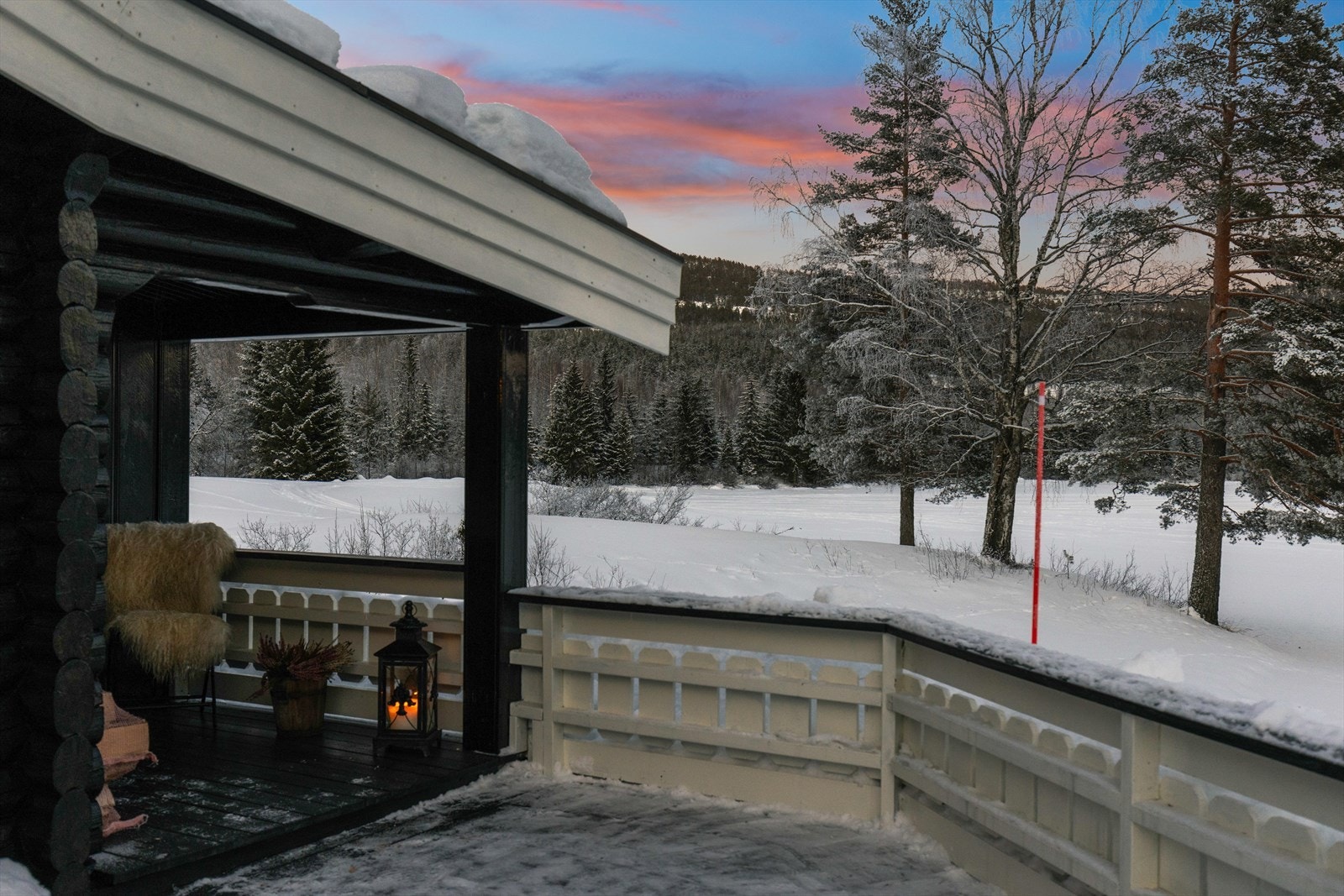 Den delvis overbygde terrassen gjør det mulig å nyte utsikten og frisk luft uansett vær. Galleribilde