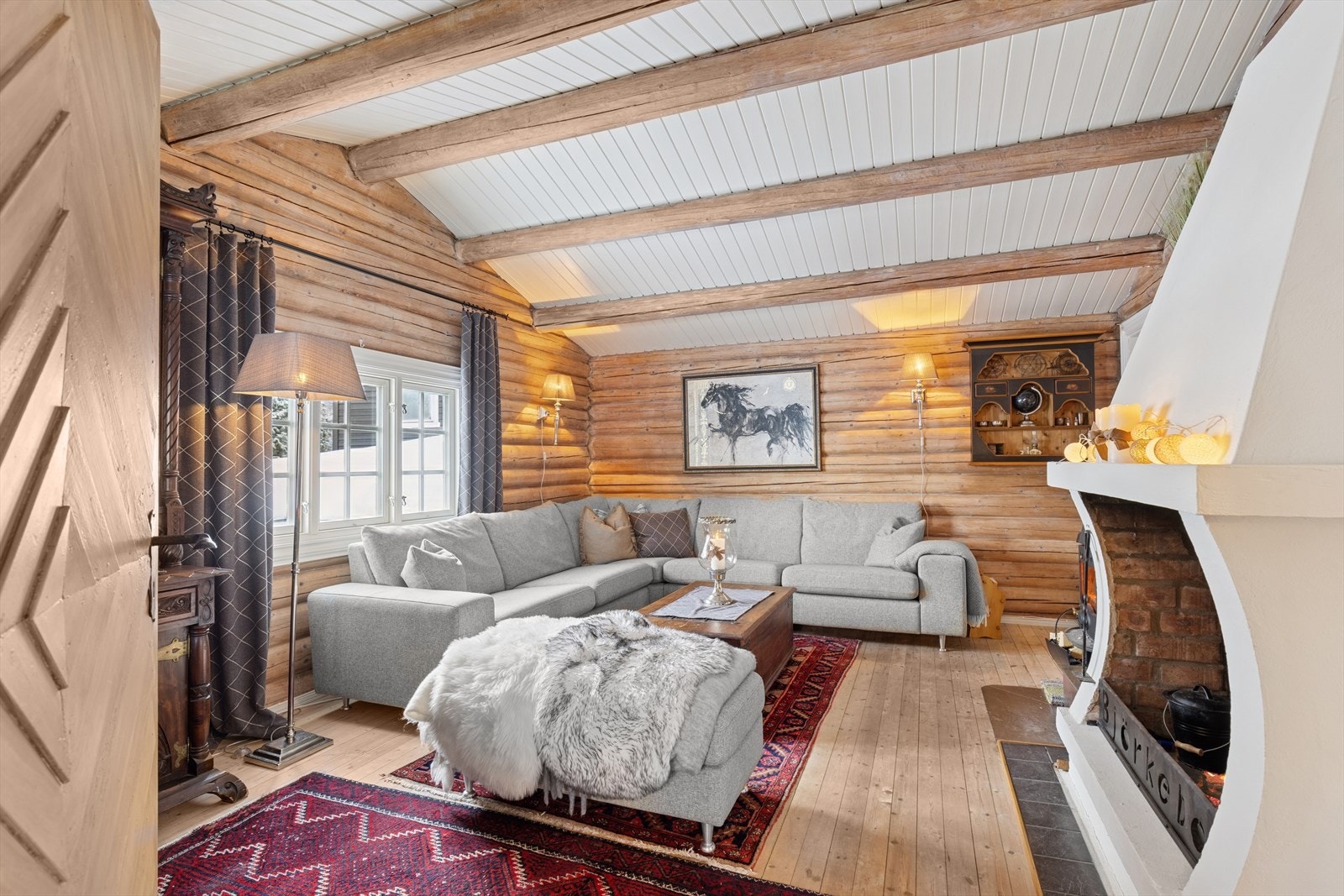 En koselig stue som inviterer til varme kvelder, spillkvelder og hverdagsro. Galleribilde