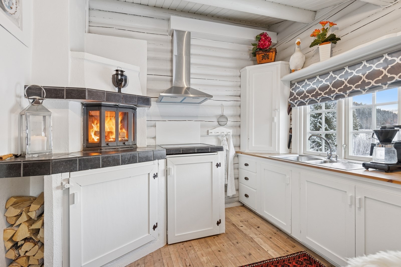 Det sjarmerende kjøkkenet fra byggeår byr på varme materialer, tradisjonelle detaljer og en lun hyttekos du kjenner igjen med én gang. Galleribilde