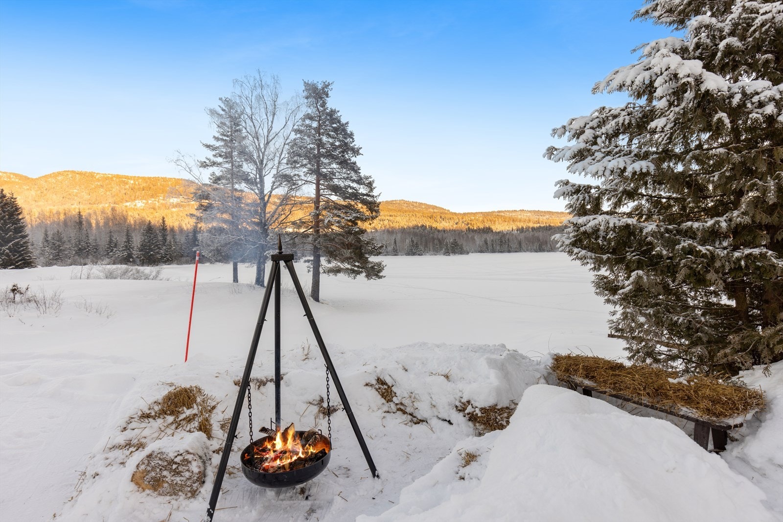 Et perfekt sted for bålpannen som skaper et naturlig samlingspunkt for varme samtaler, utekos og hyttekvelder i alle årstider. Galleribilde