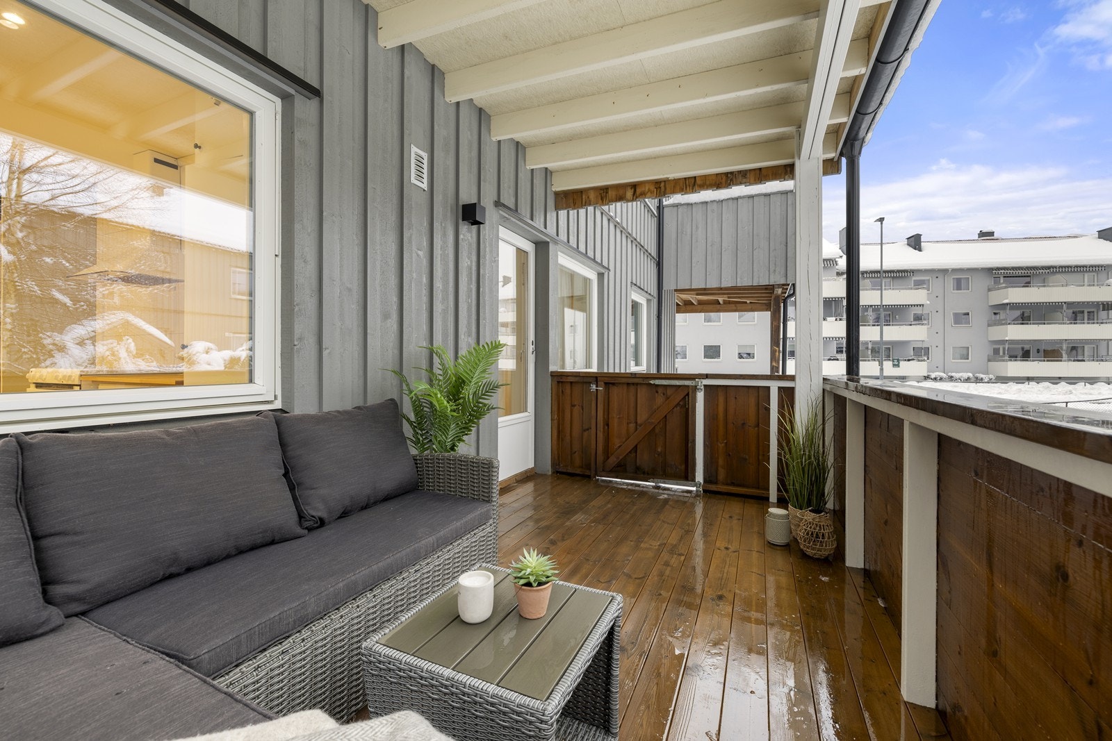 Fra verandaen er det trapp ned til terrenget og fellesarealene. Galleribilde