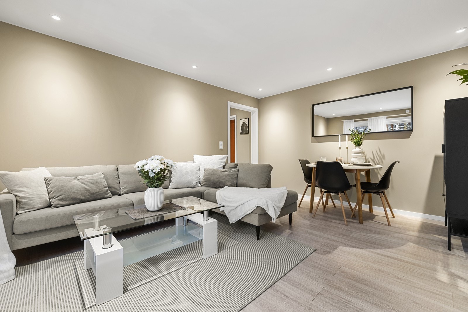 Her er det god plass til både sofagruppe og spisebord. Galleribilde