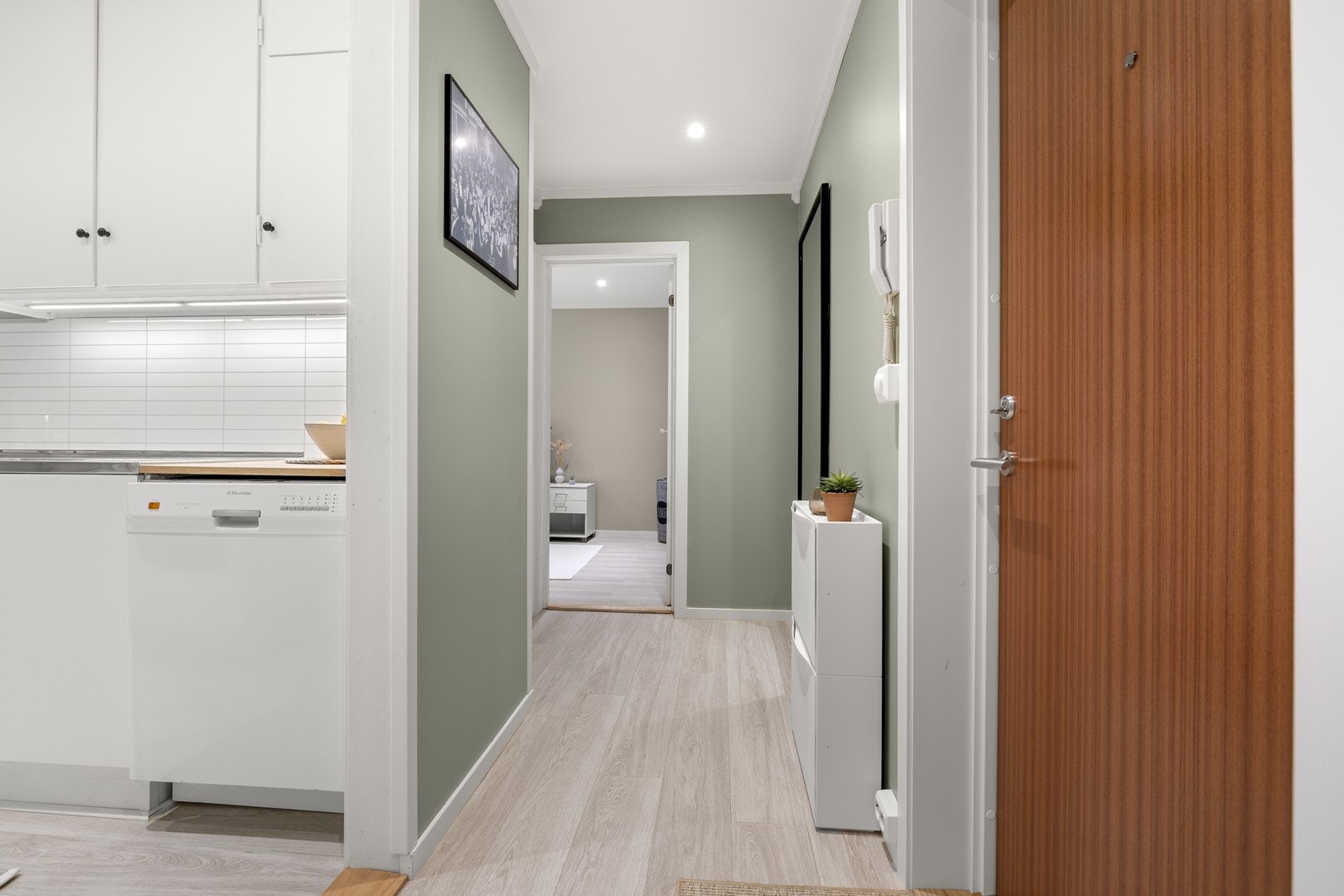 Gangen har glatte, malte flater og laminatgulv som er gjennomgående i flere rom. Galleribilde