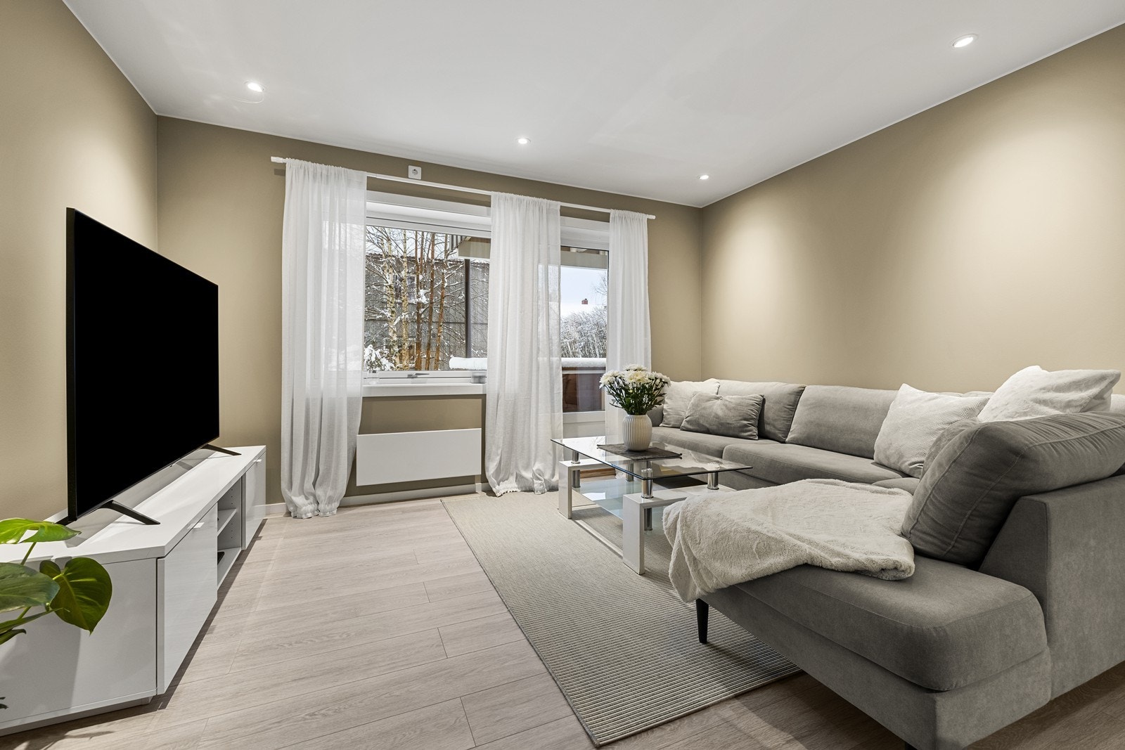 Her har man store vindusflater som gir naturlig lys inn i rommet. Galleribilde