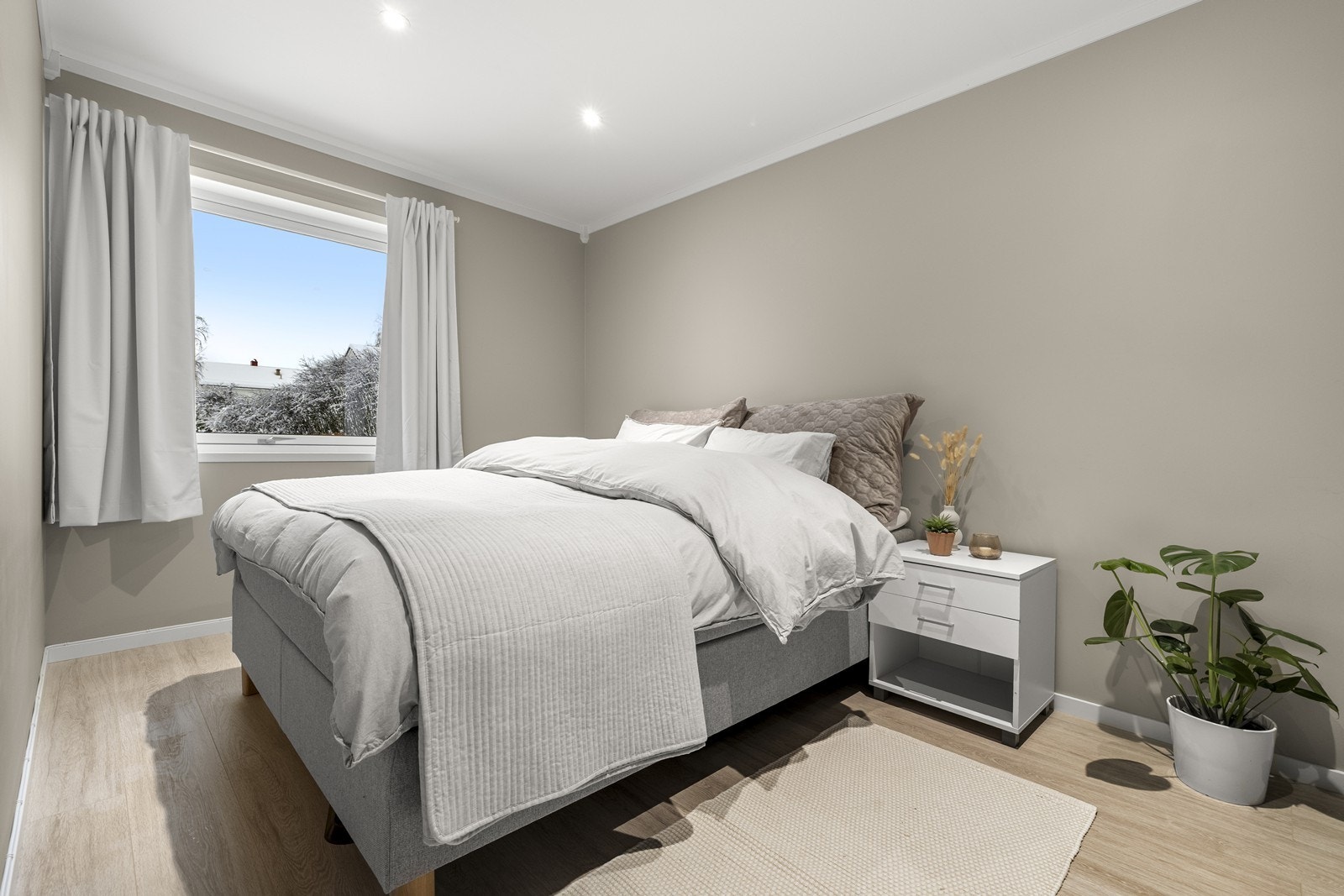 Leiligheten har et lyst og romslig soverom. Galleribilde