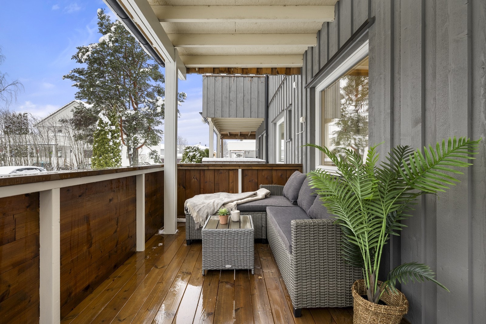 Den overbygde verandaen på 8 m² er en fin forlengelse av stuen. Galleribilde