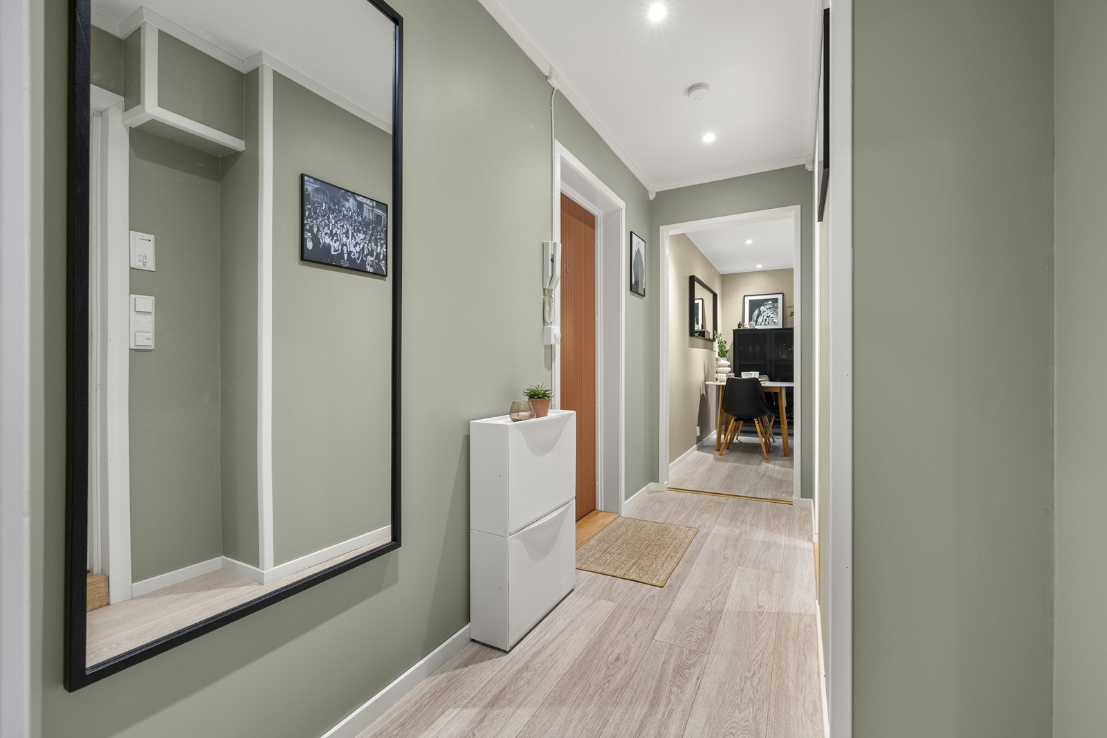 Velkommen inn i en lys entré. Ytterdøren er ny fra 2024 og er brann- og lydklassifisert. Galleribilde