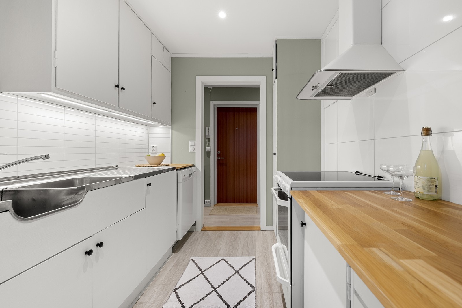 Det er opplegg for oppvaskmaskin, og rommet er sikret med aquastop. I tillegg er en ny varmtvannsbereder fra 2024 i skapet. Galleribilde