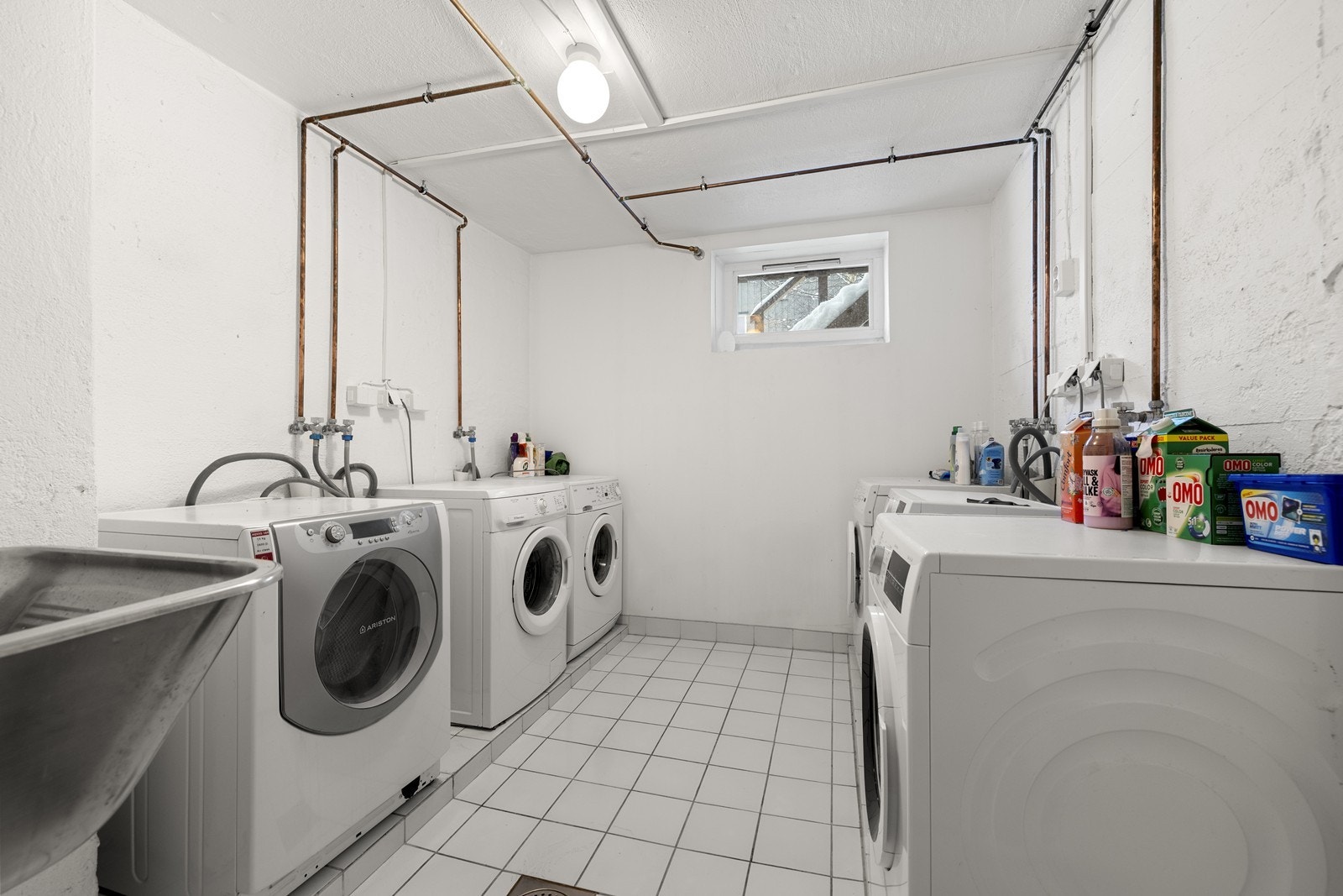 Leiligheten disponerer tre boder for rikelig med lagringsplass, samt tilgang til felles vaskerom. Galleribilde