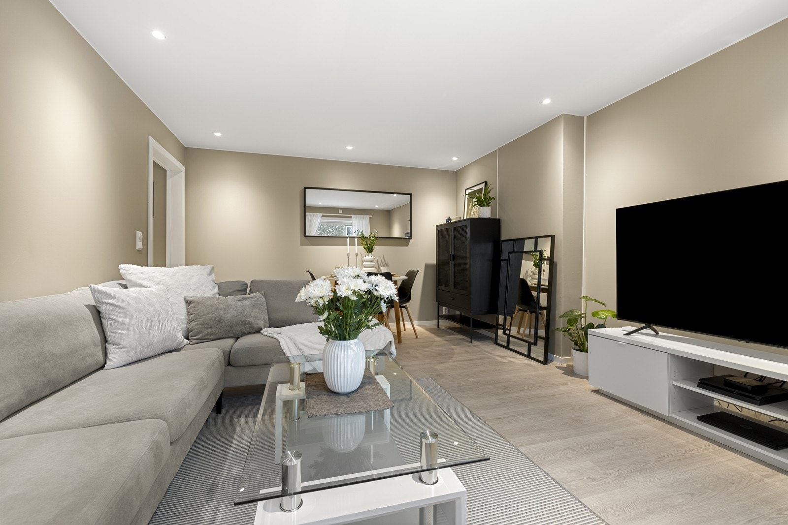 Romhøyden i stuen er målt til ca. 2,32 meter. Galleribilde