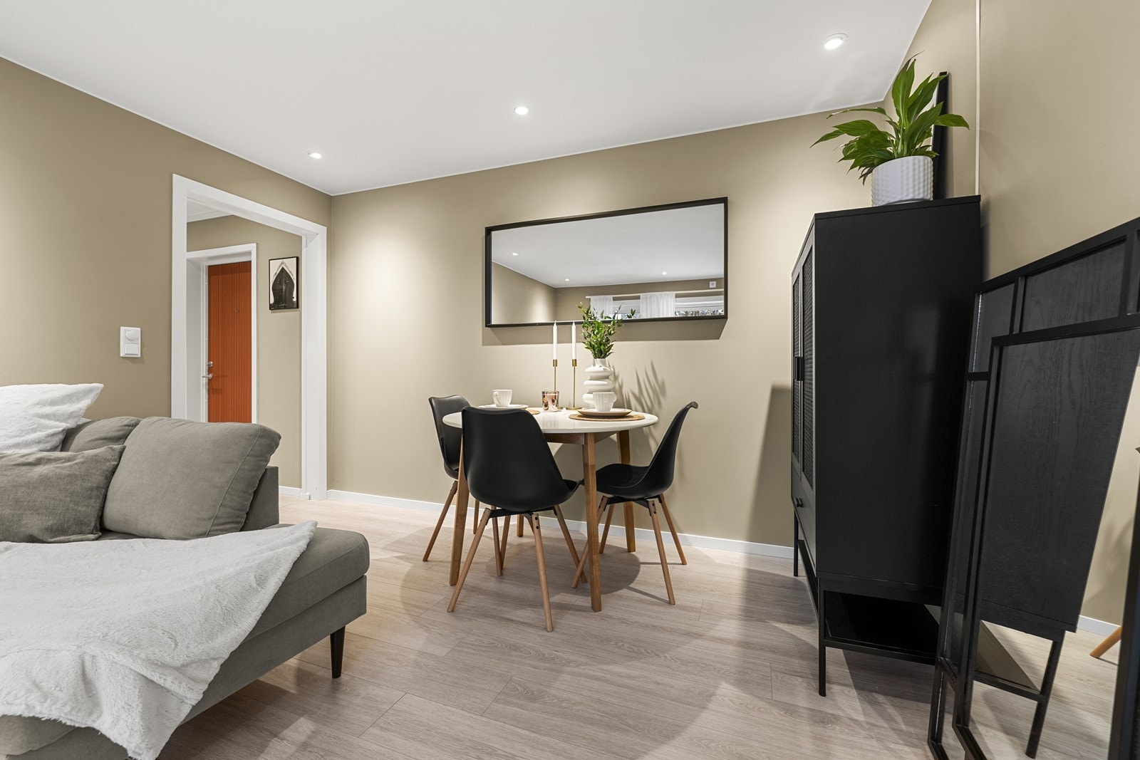 Det er et pipeløp i stuen som gir mulighet for installasjon av peis. Galleribilde