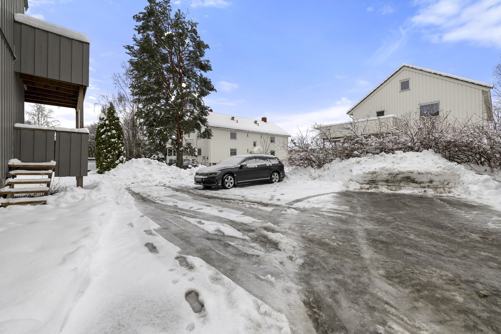 Det medfølger en fast utendørs biloppstillingsplass, merket med nr. 8. Galleribilde