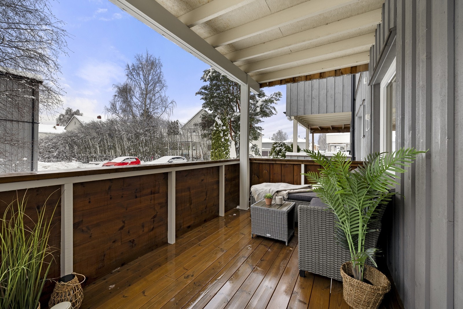 Verandaen har god plass til sittegruppe for hyggelige sammenkomster. Galleribilde