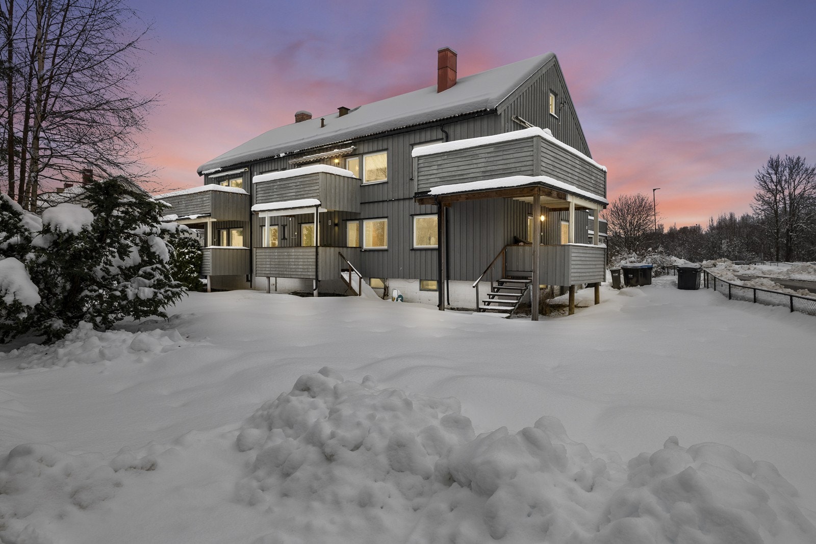 Hverdagen er enkel med dagligvarebutikker og Lillestrøm Torv innen gangavstand. Kort vei til Lillestrøm stasjon gir utmerkede reisemuligheter til Oslo S og Gardermoen. Galleribilde