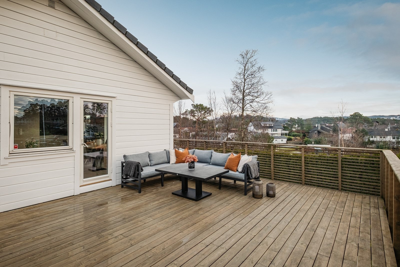 Stor og solrik terrasse utenfor stuen. Galleribilde