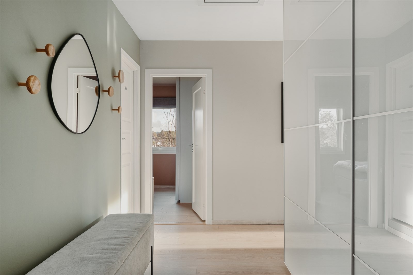 Innbydende gang med stor skyvedørsgarderobe. Galleribilde