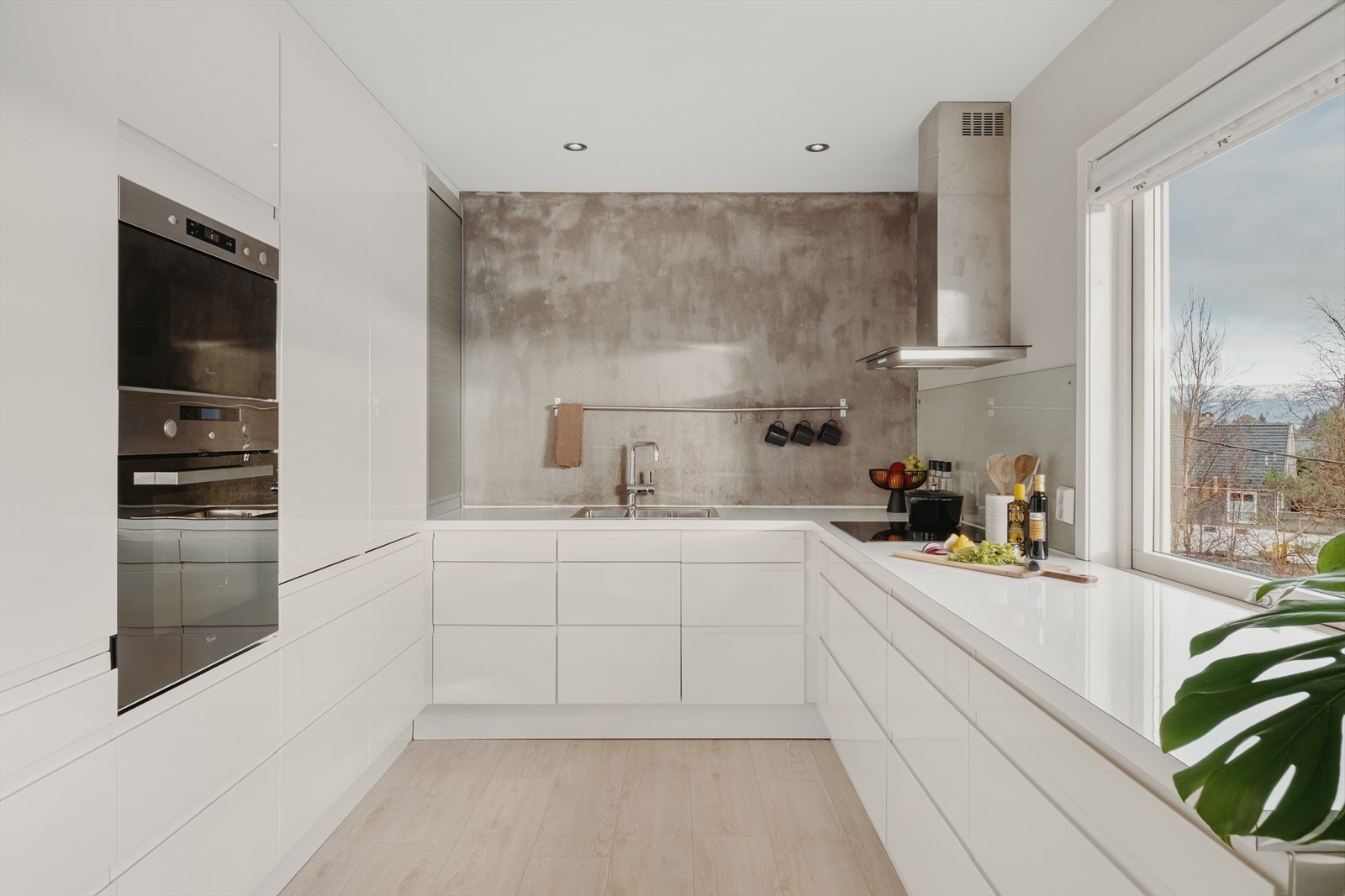 Moderne og tiltalende HTH kjøkken med integrerte hvitevarer og god skap/benkeplass. Galleribilde