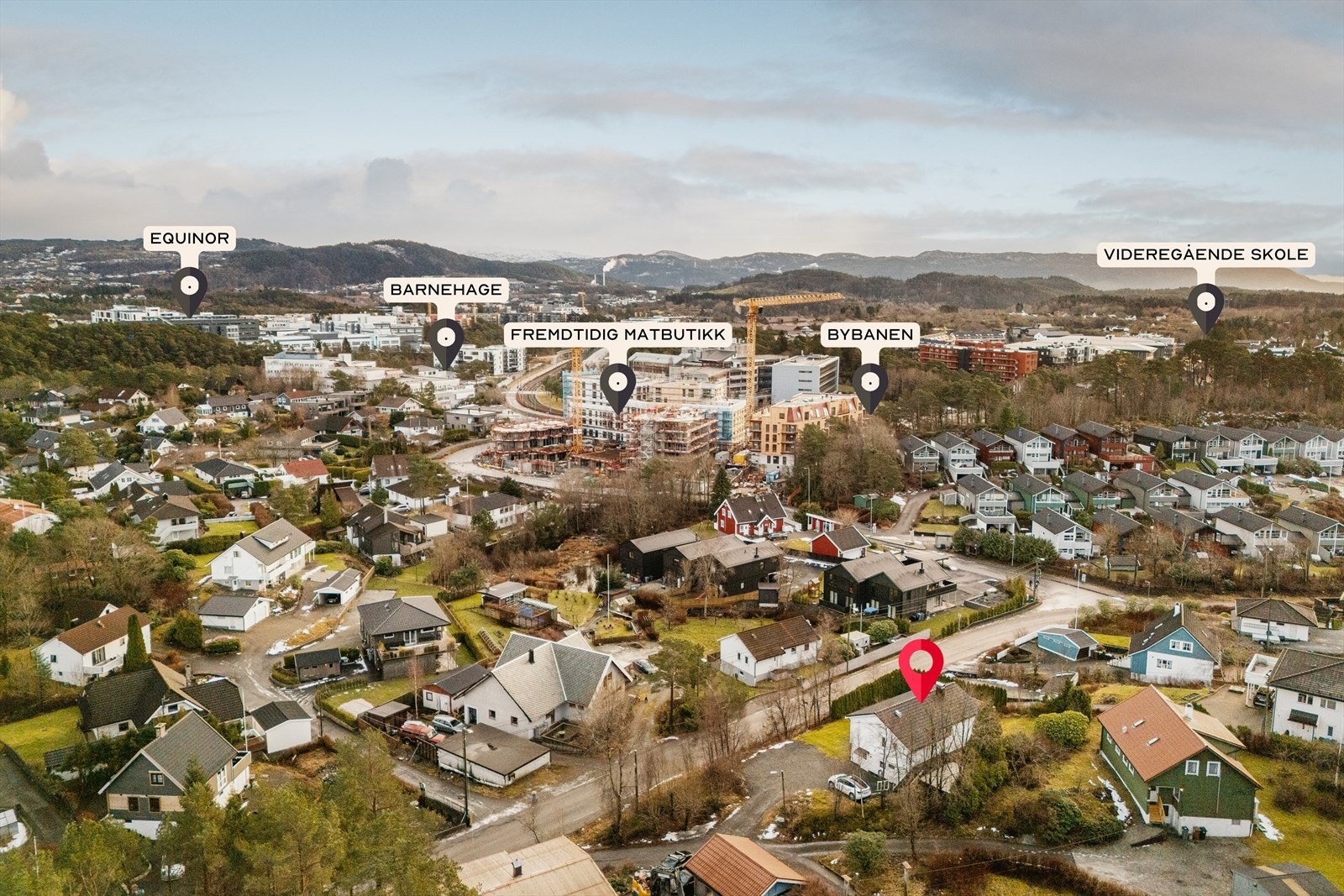 Etablert og sentralt boligområde med nærhet til bybane, buss, barnehage og skoler. Kort vei til store arbeidsplasser på Kokstad, Sandsli og Flesland. Galleribilde