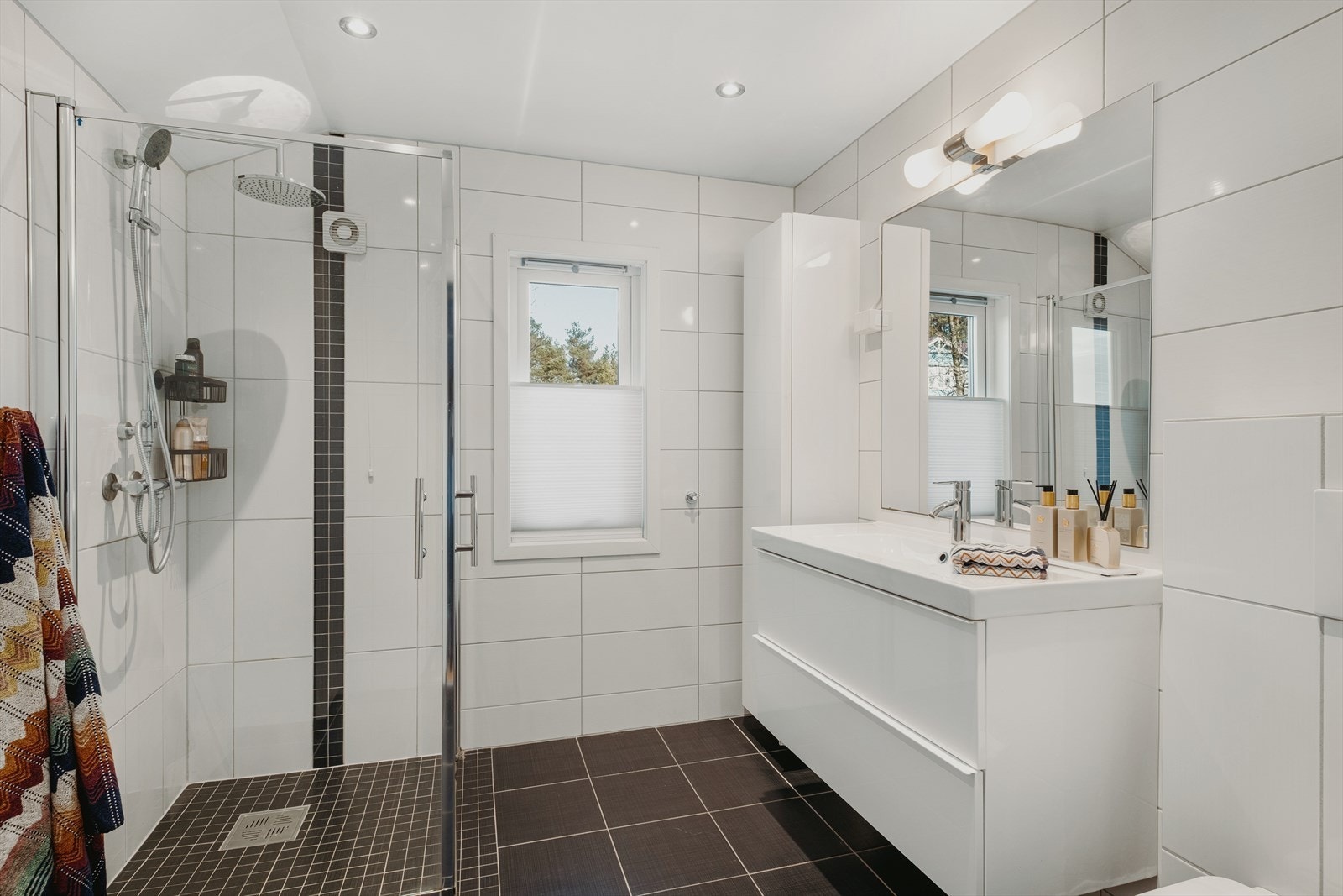 Romslig og tidløst bad i hovedetasjen. Galleribilde