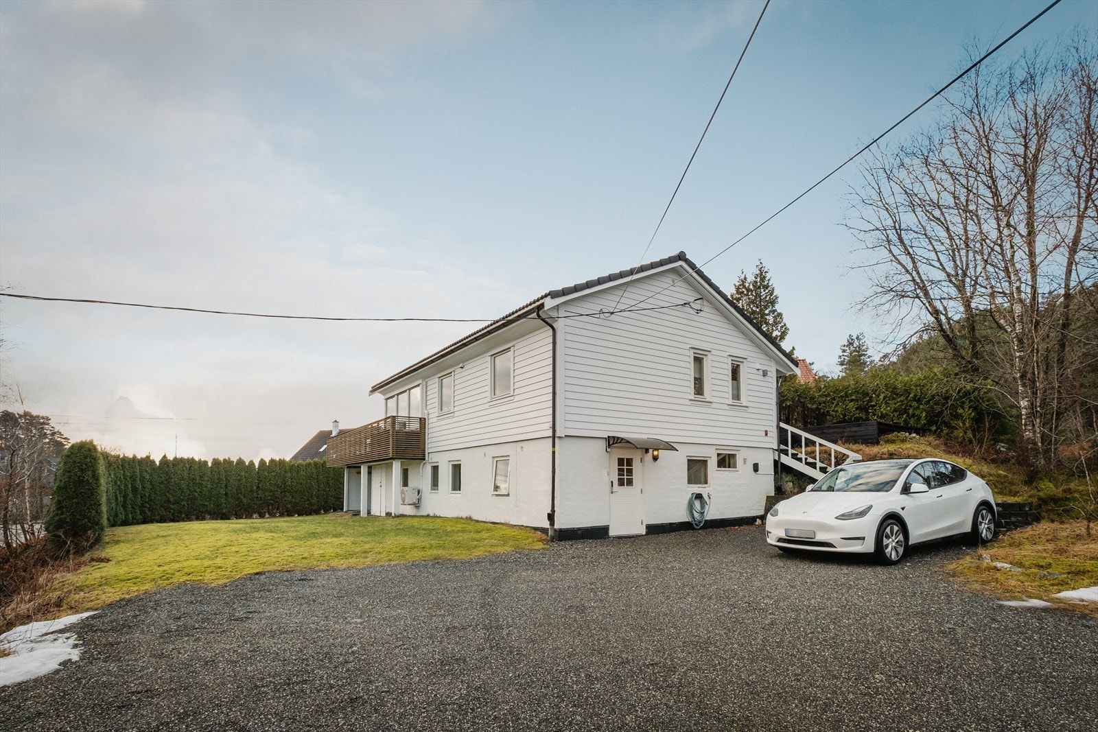 Fri og skjermet beliggenhet like ved bybane, buss og butikk. El bil lader ved parkering. Galleribilde