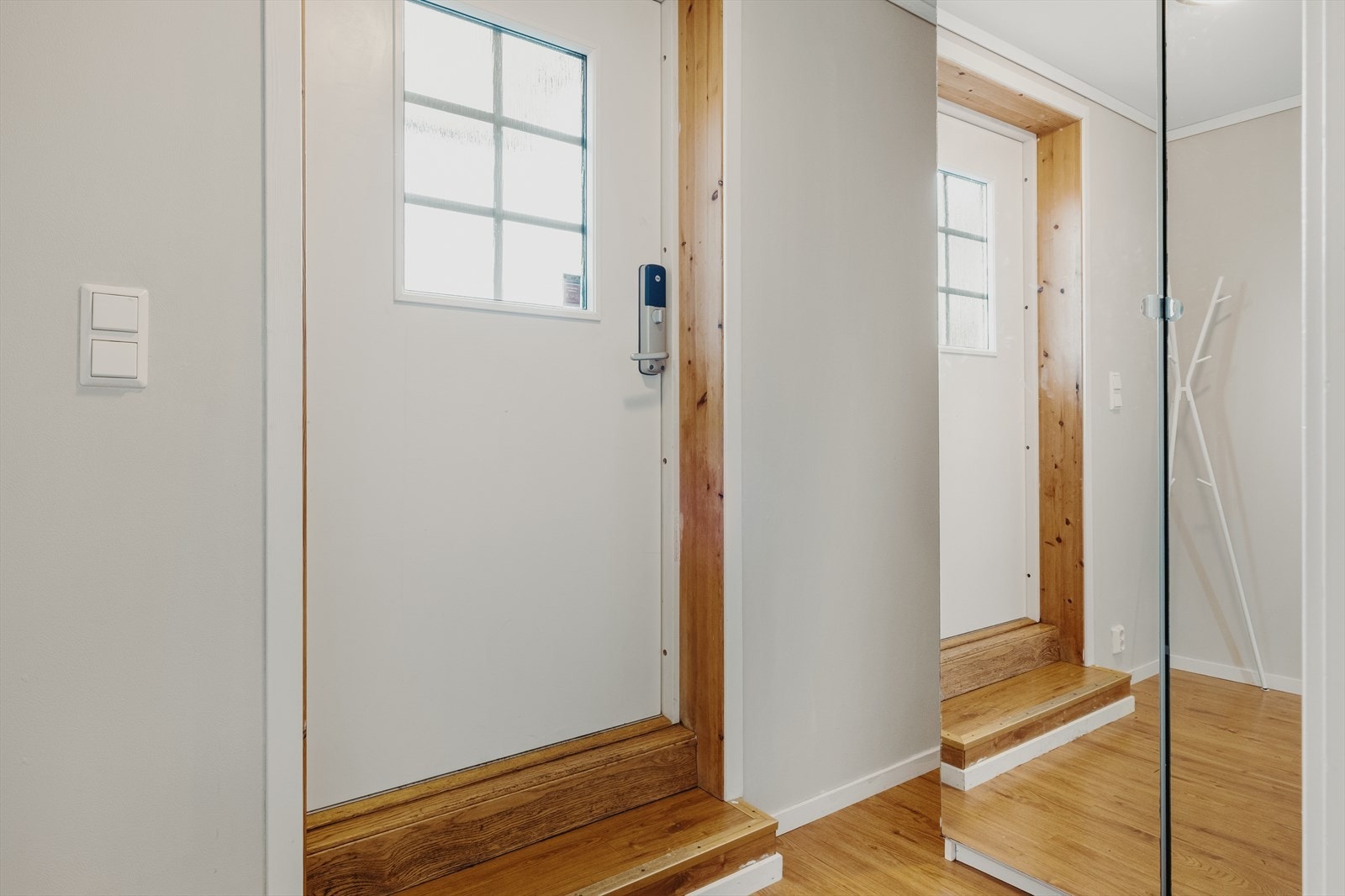 Så går vi videre til underetasje. Hele etasjen er godkjent som kjeller. Den er i dag innredet med gang, stue med åpen kjøkkenløsning, kontor og soverom. Det er ikke søkt om bruksendring og er derfor ikke godkjent slik det fremstår i dag. Galleribilde