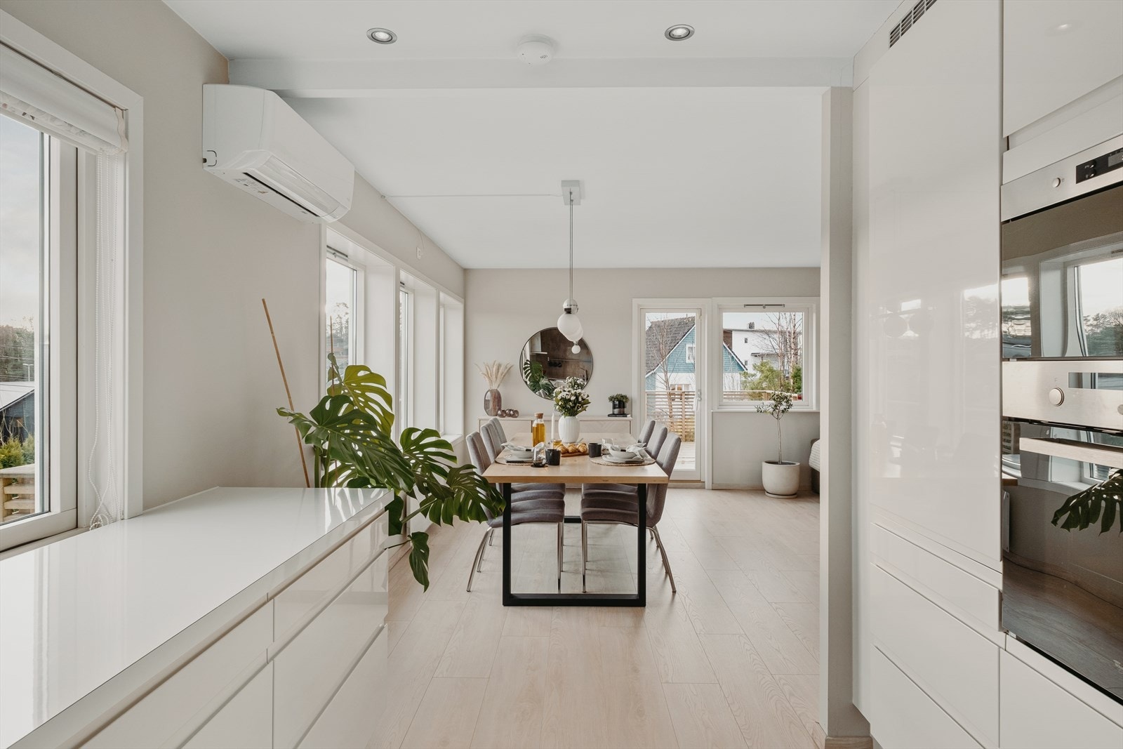 Varmepumpe og vedovn i stuen/spisestuedel. Praktisk løsning med god plass til stort spisebord i tilknytning til kjøkkenet. Galleribilde