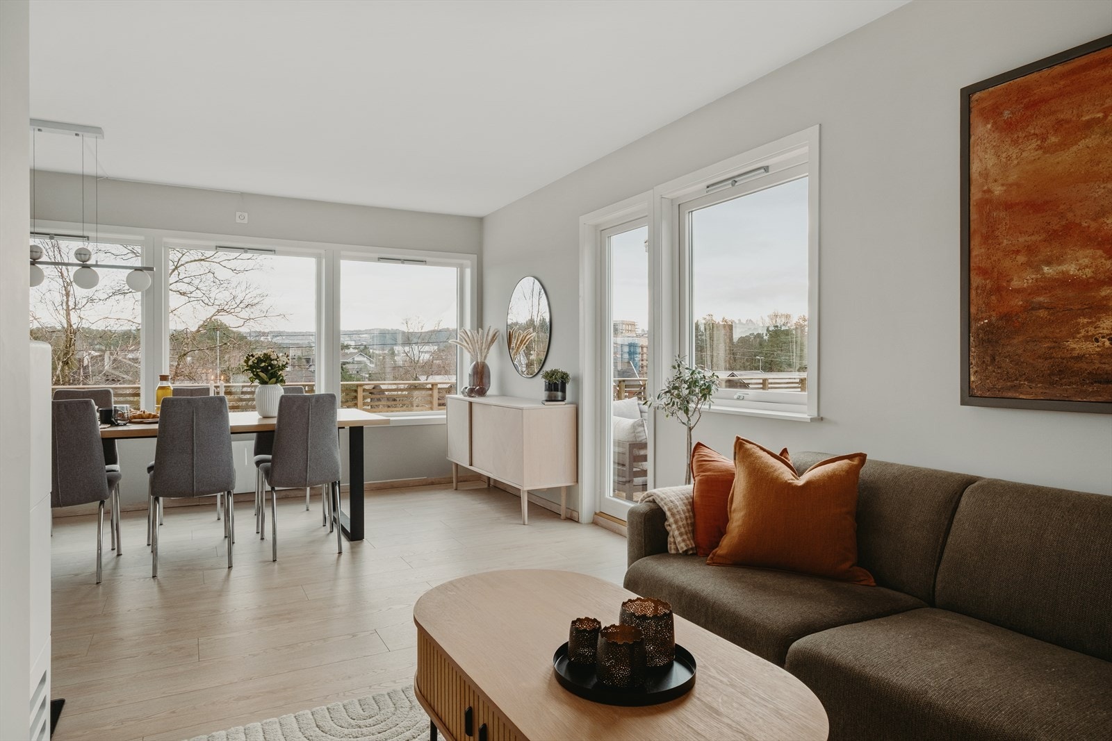 Store vindusflater som sikrer godt med naturlig lysinnslipp. Galleribilde