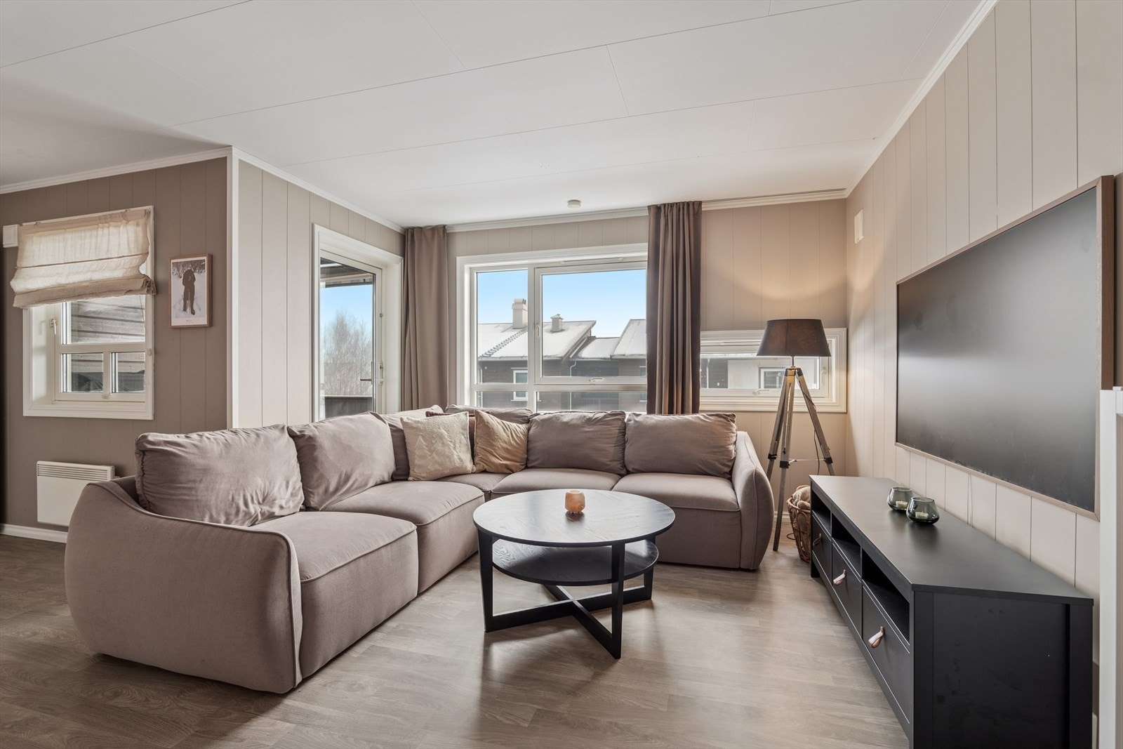 Fra stue kommer man ut på en herlig veranda Galleribilde