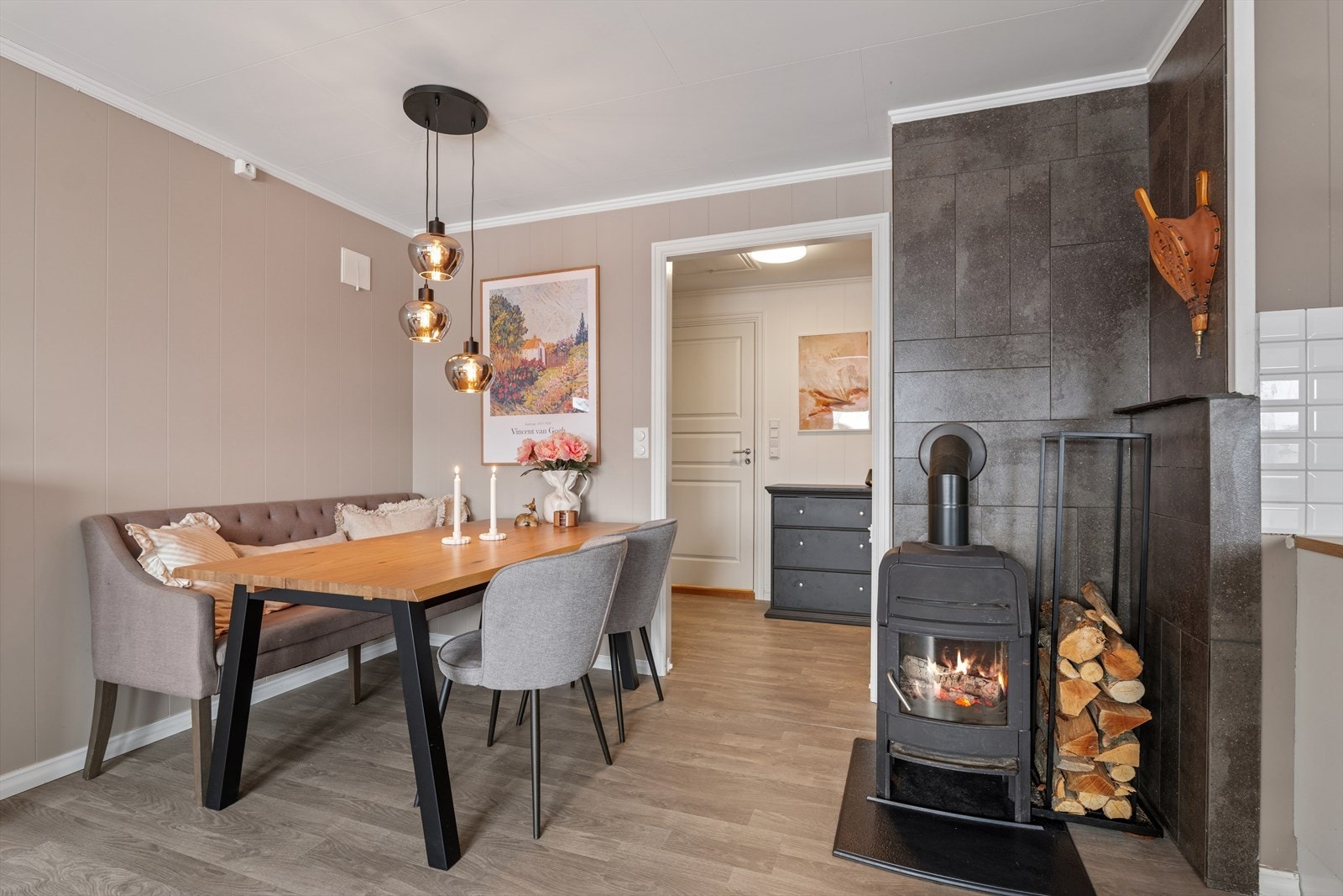 Like ved kjøkkenet er det god plass til spisebord Galleribilde