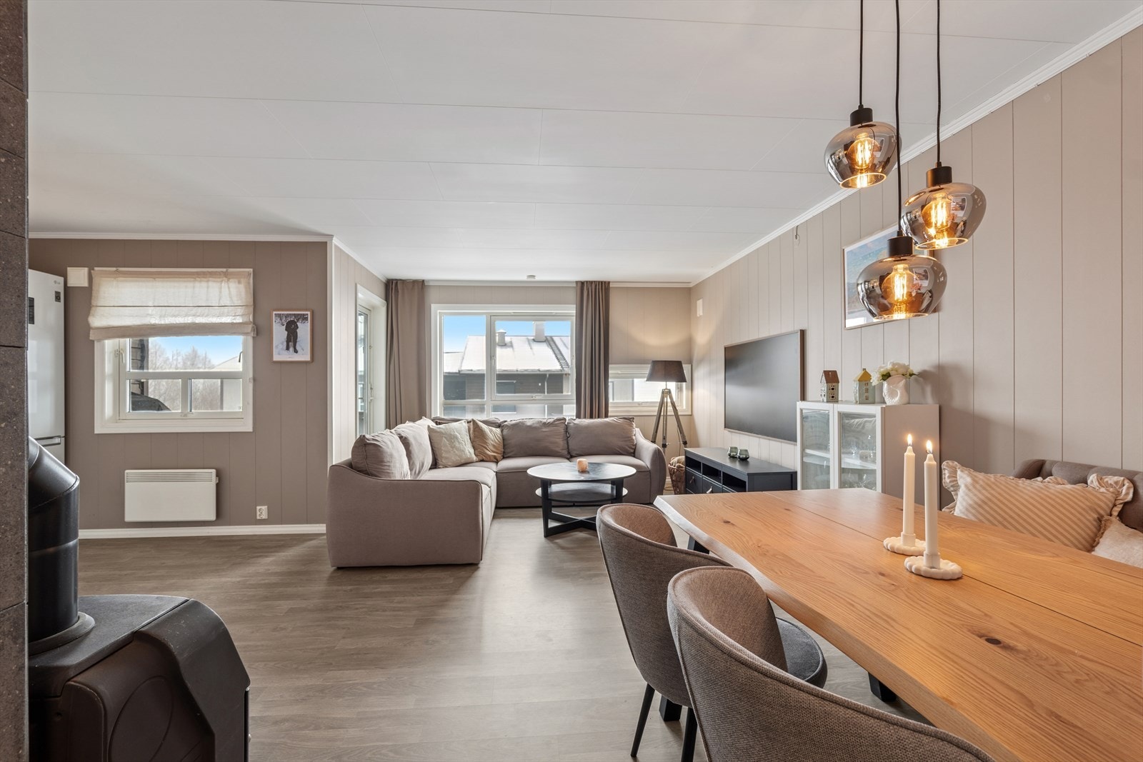 Fra entrè kommer man videre til lys og innbydende stue Galleribilde