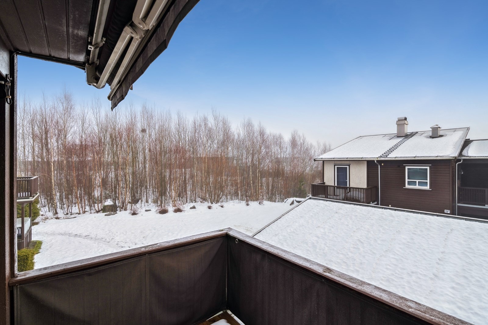 Terrassen har markise og koselig utsikt over nærområdet Galleribilde