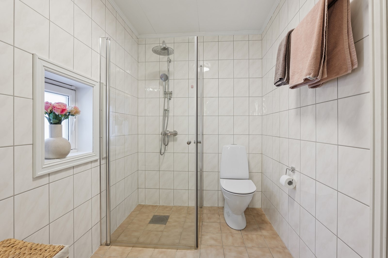 Her finner man toalett, dusjhjørne, servant og opplegg for vaskemaskin Galleribilde