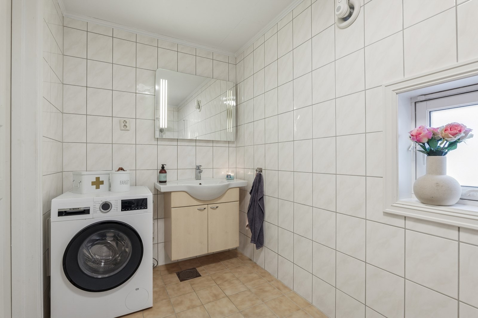 Badet har flislagt gulv med varmekabler og flislagte vegger Galleribilde