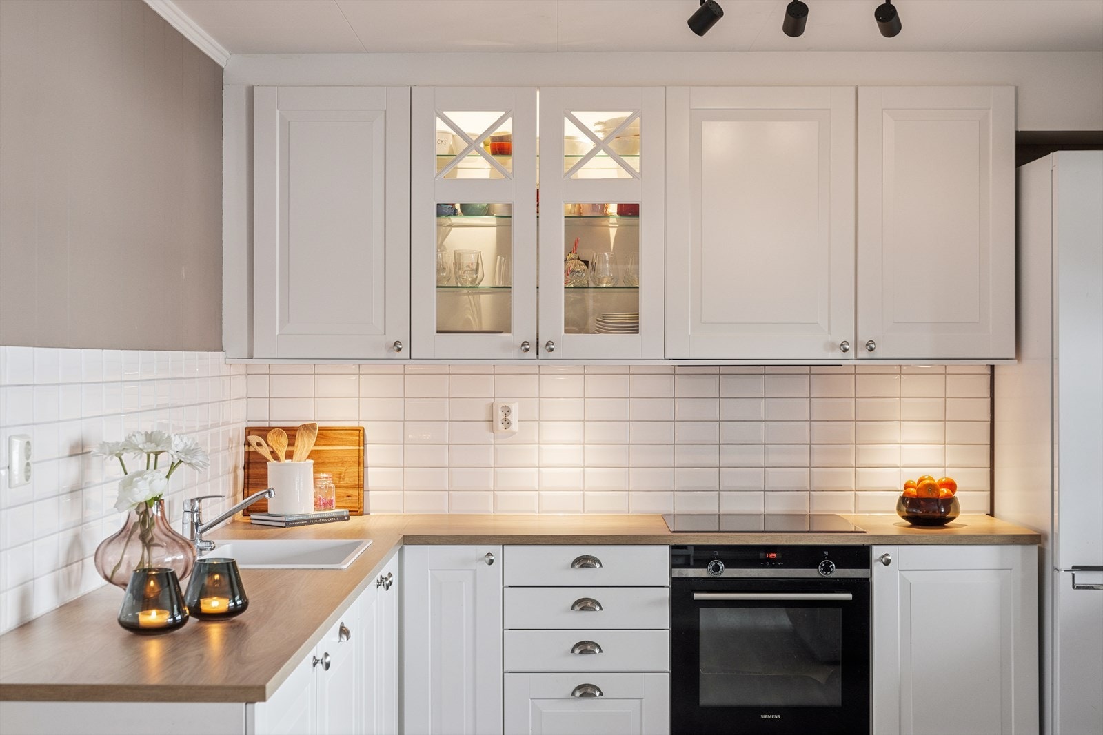 Innredningen har en praktisk utforming - og byr på godt med skapplass Galleribilde