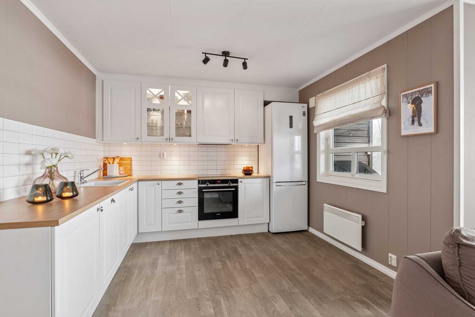 Stuen har åpen løsning til nyoppusset kjøkken Galleribilde