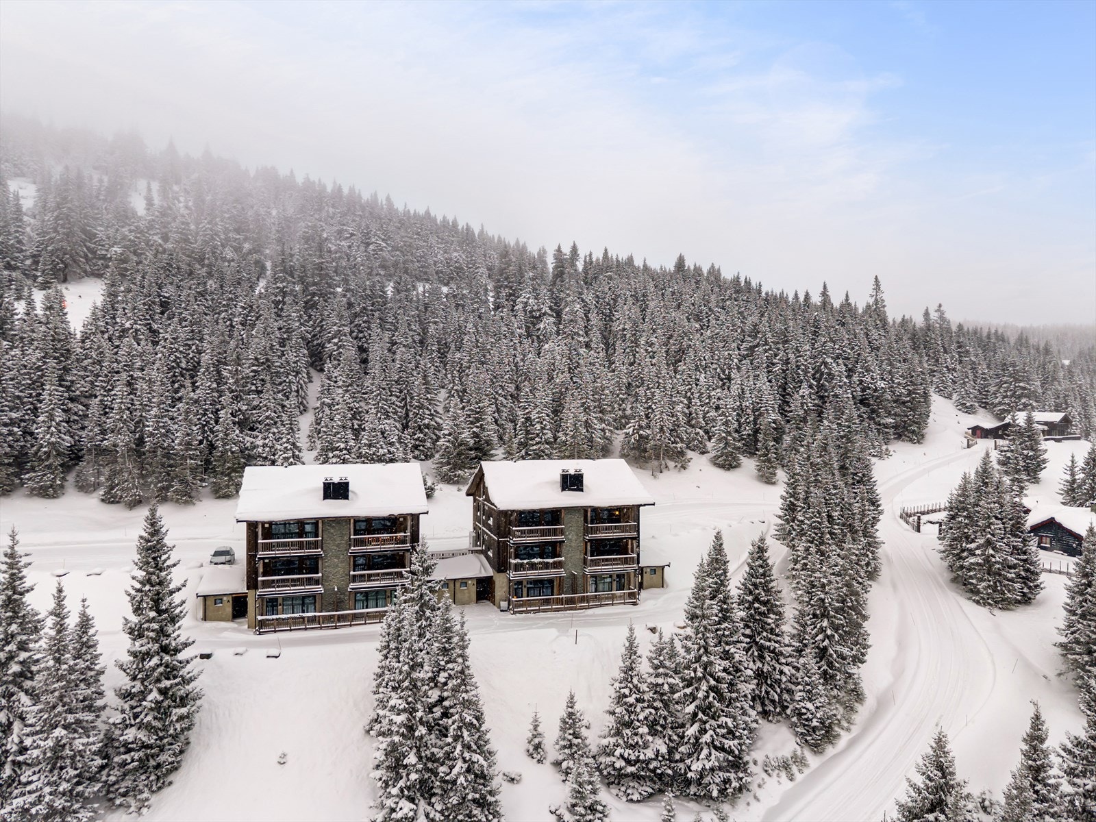 Bygg fra 2018 med moderne uttrykk og innbydende arkitektur. Galleribilde