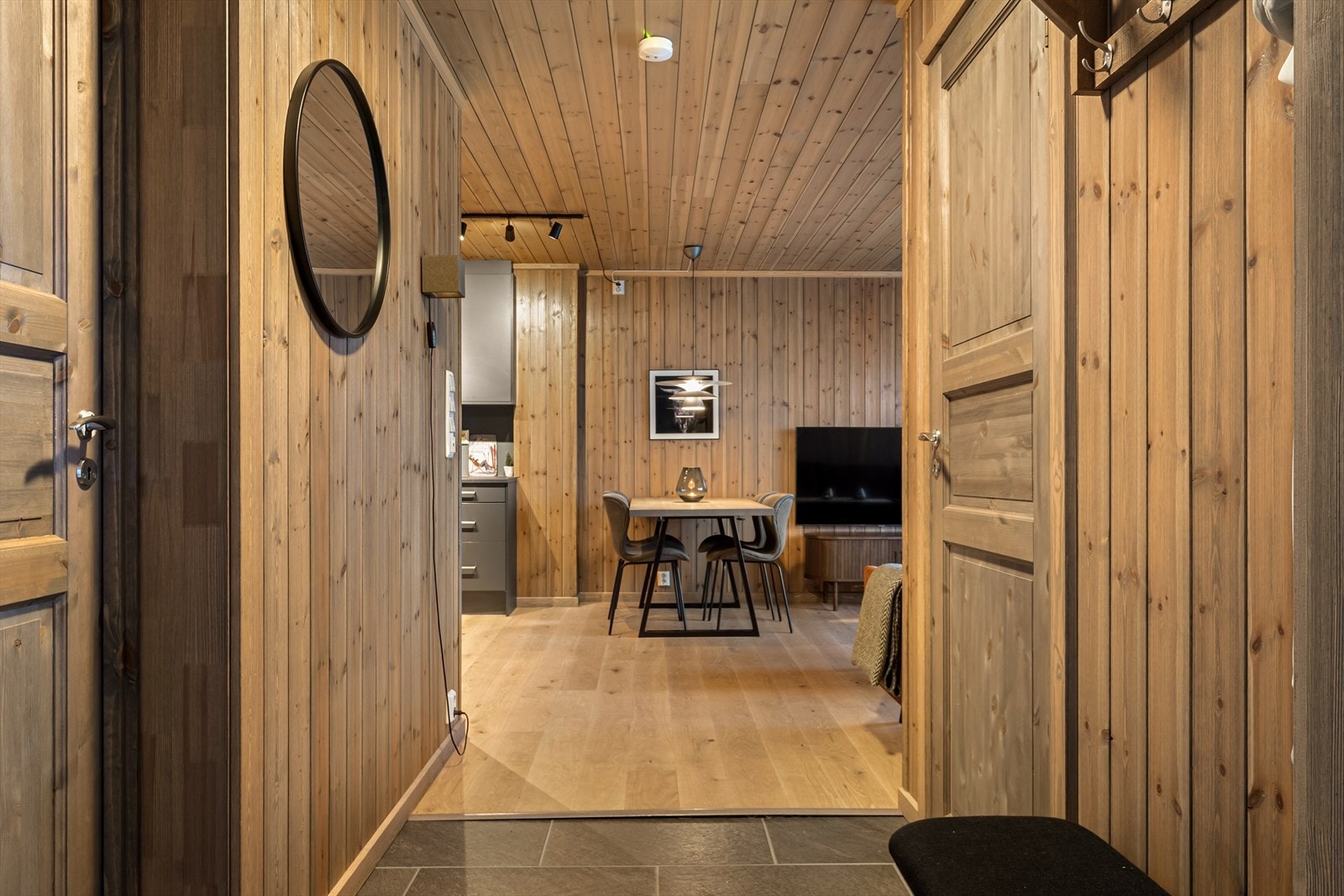 Kodelås og smarte løsninger sørger for enkel ankomst og oppbevaring av turutstyr. Galleribilde