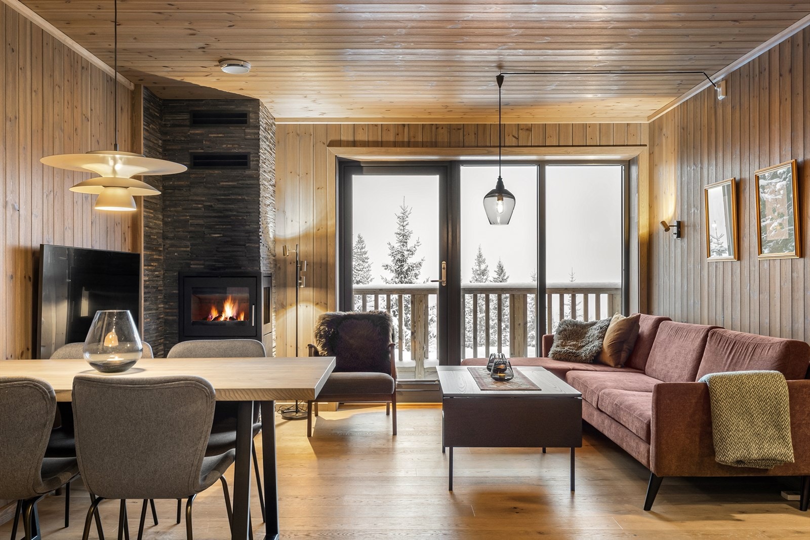 Lun spiseplass i åpent allrom - perfekt integrert mellom stue og kjøkken. Galleribilde