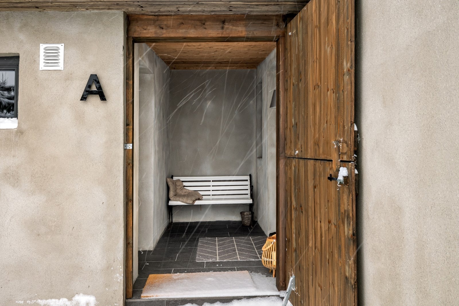 Overbygget inngangsparti med enkel adkomst og boden praktisk plassert rett ved døren. Galleribilde