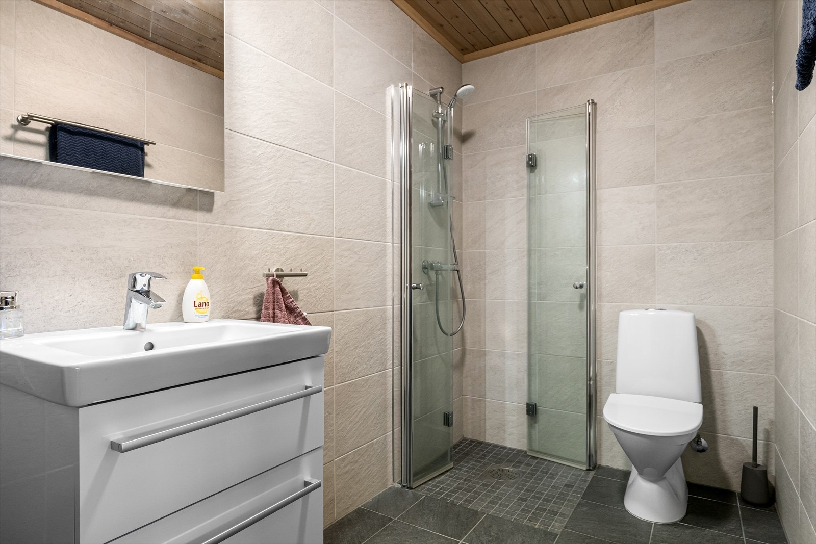 Moderne bad med flislagte overflater og varme i gulvet. Galleribilde