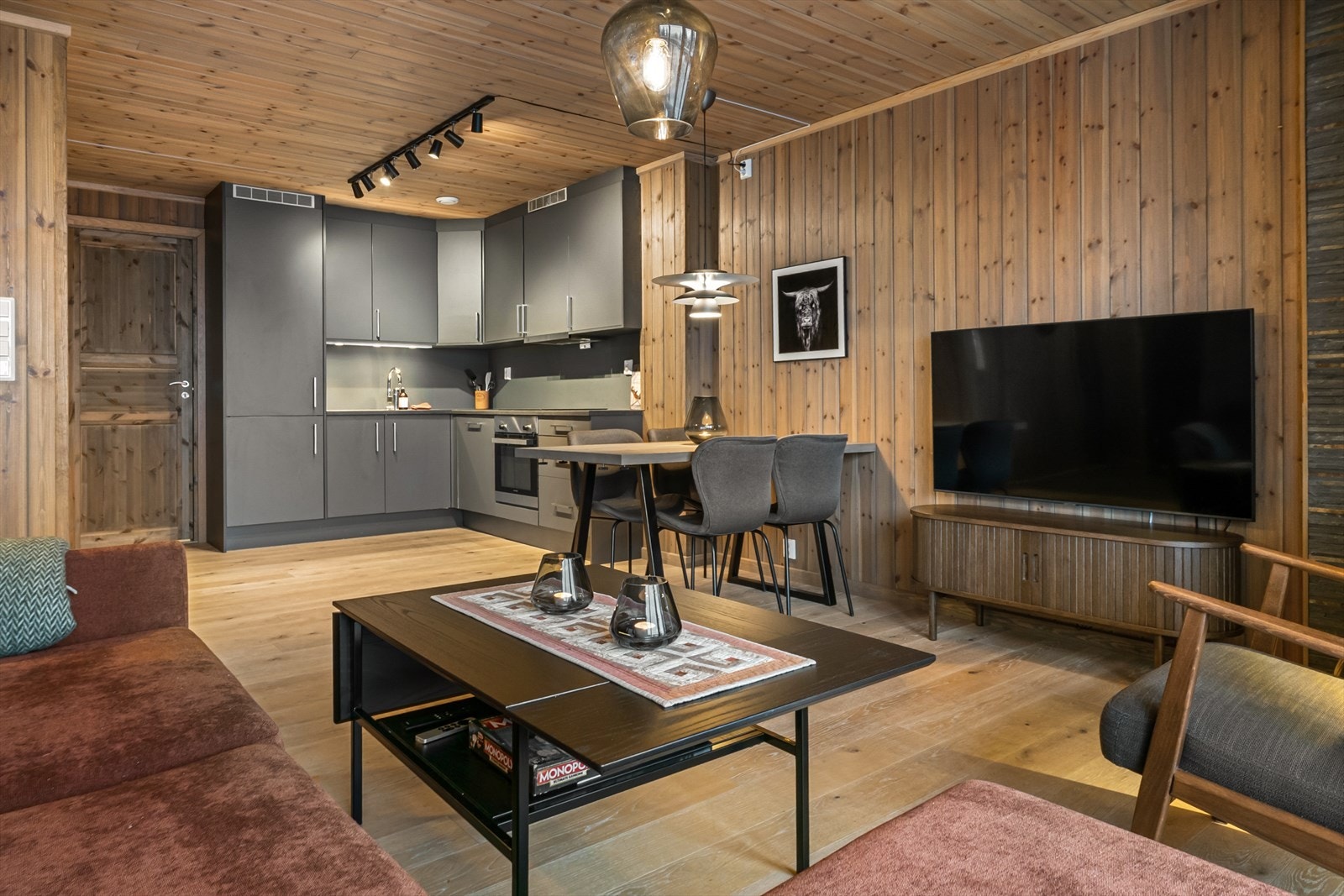 Praktisk TV-vegg som gir rommet en egen sone for rolig underholdning og kvelder foran peisen. Galleribilde