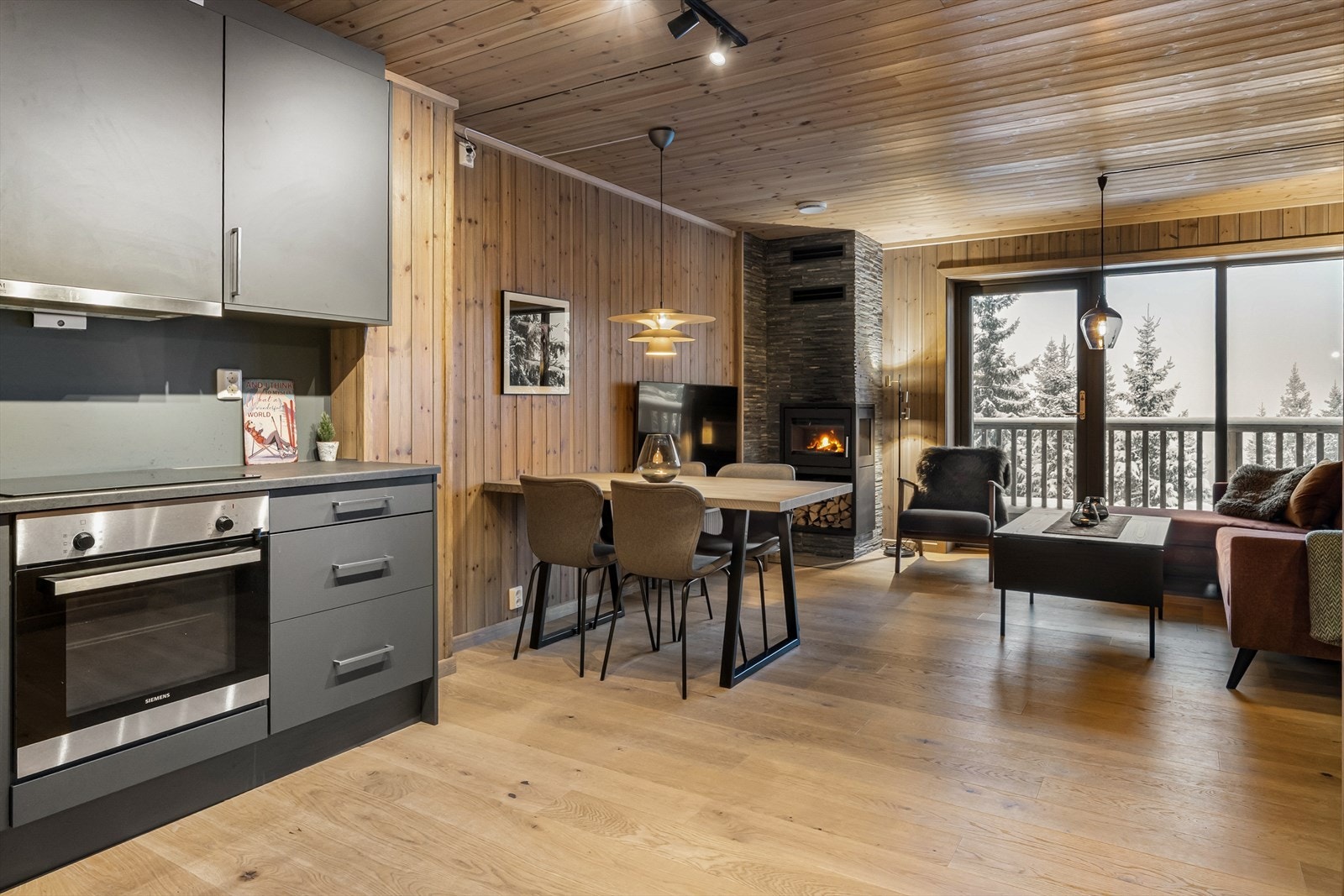 Naturlig lys og flott utsyn gjør hvert måltid til en hyggelig ramme i fjellandskapet. Galleribilde