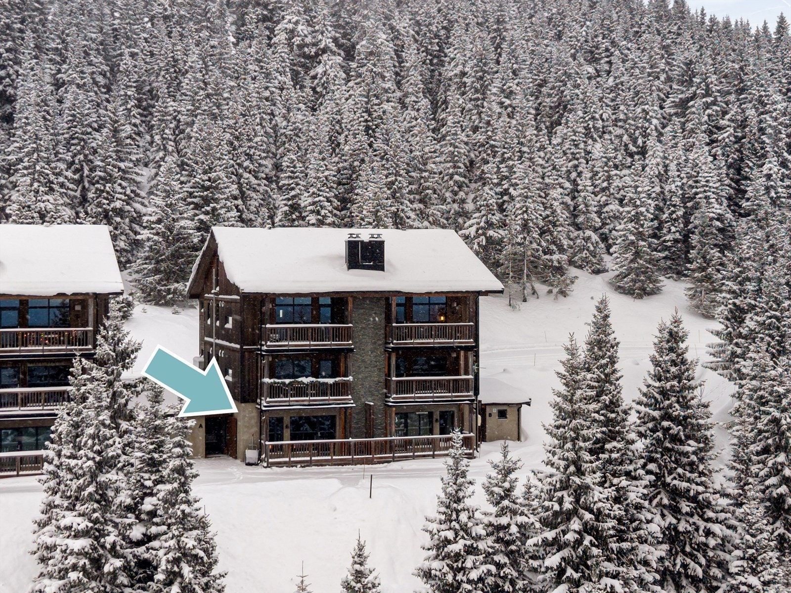 Eiendommen byr på klassisk lodgeatmosfære med gjennomtenkte detaljer og store glassflater som slipper inn lyset og landskapet. Galleribilde