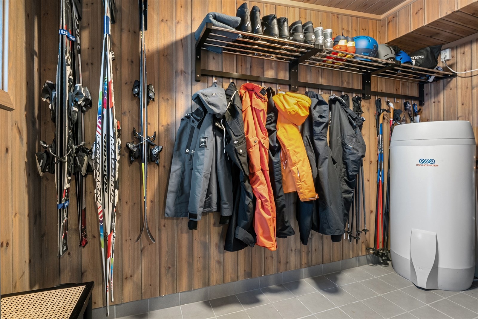 Smart innredning med hyller, knagger og skifester. Galleribilde