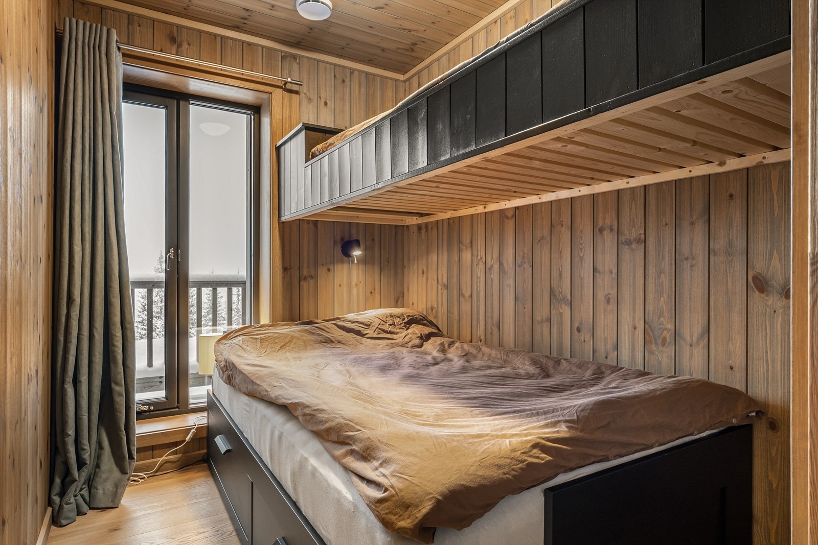 Soverom 2 er smart innredet med tre sengeplasser i køyeseng og praktisk oppbevaring. Galleribilde